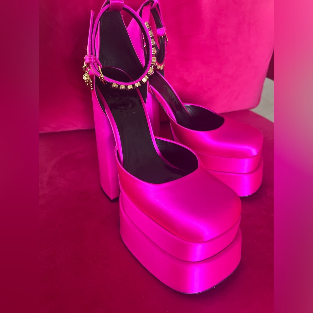 Versace Medusa Charm Platform Pumps! Size 38! Retails $1,475